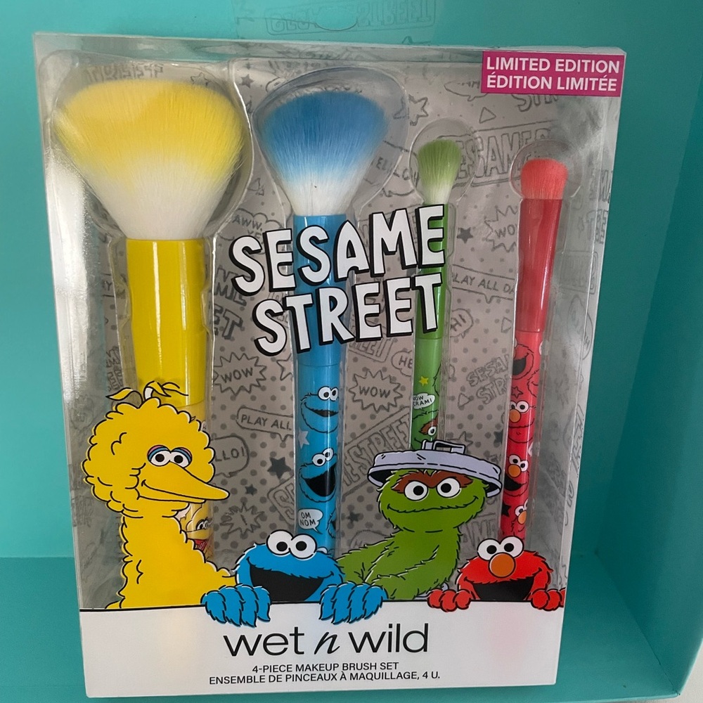 Wet and wild cosmetic brush‎